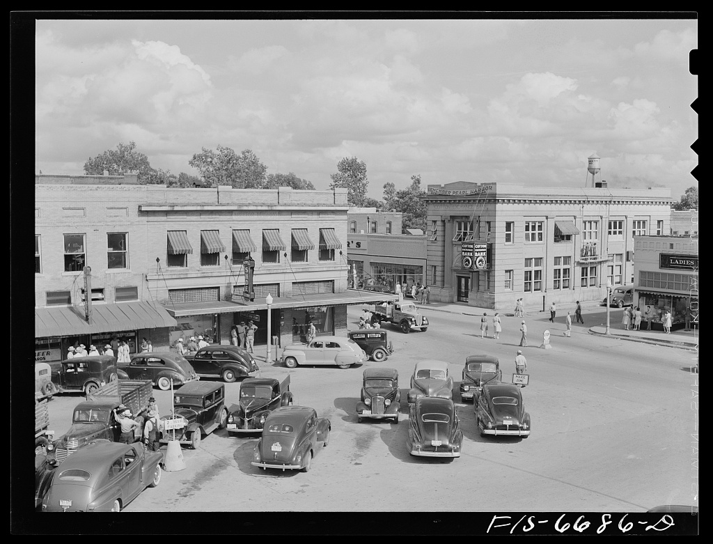 Courthouse square in Kennett, Missouri, 1942. The Cotton Exchange Bank is visible across the street.